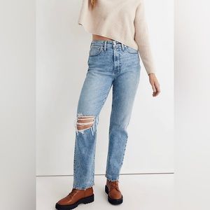 Madewell The Curvy Perfect Vintage Straight Jean in Kingsbury wash. Ripped knee.